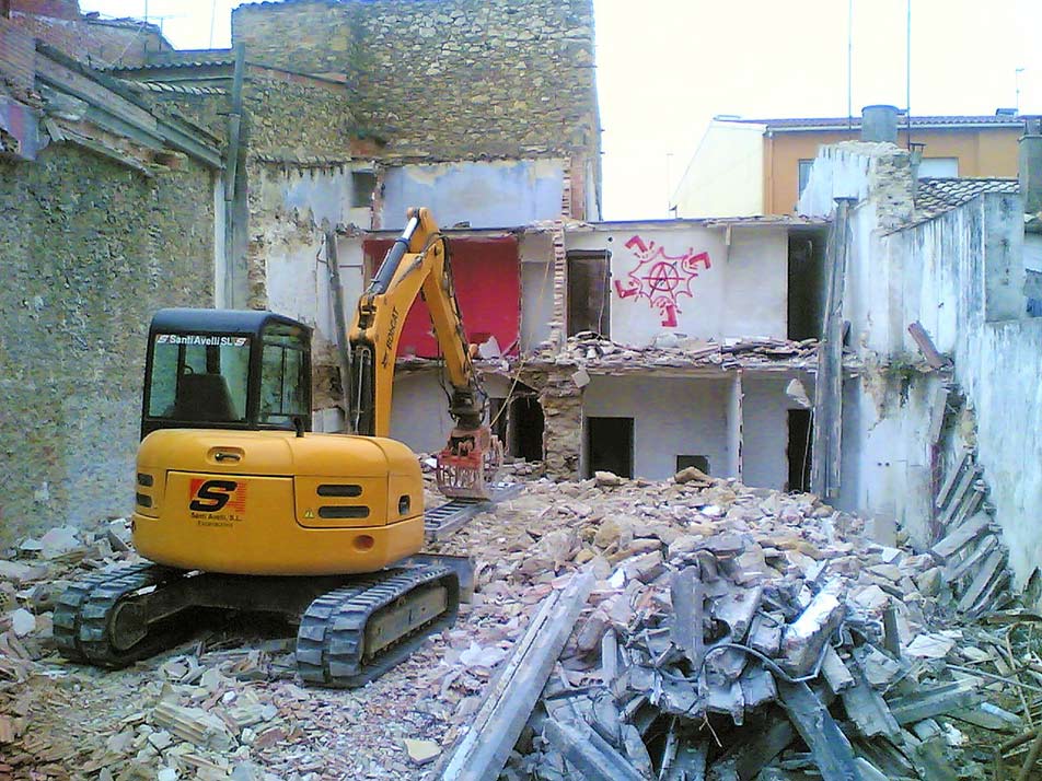 Trabajo escombros en Bisbal d'Empordà
