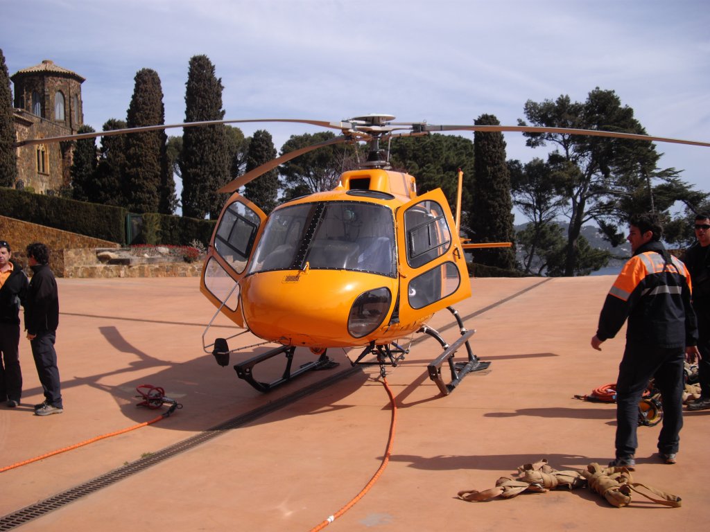 Treballs de helicòptero sobre Cap Roig, Calella de Palafrugell